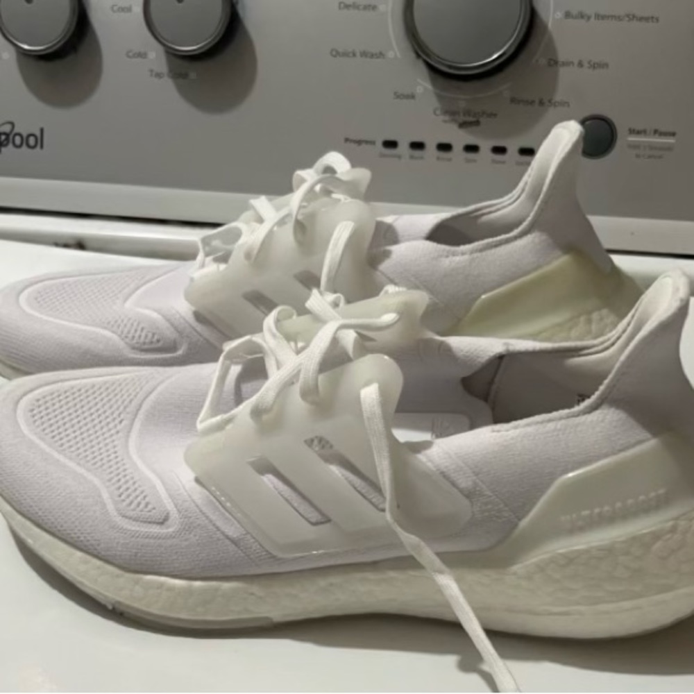Men’s size 9.5 Adidas Ultraboost like new condition